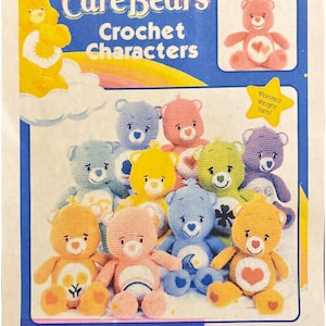Pode incluir: Um padrão impresso com dez personagens Care Bears de crochê. A imagem inclui o texto "Care Bears Crochet Characters" e uma pequena imagem de um urso rosa. Os ursos são de várias cores, incluindo azul, rosa, amarelo e laranja.