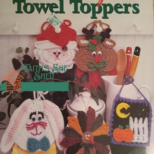 以下が含まれることがあります： 「ホリデー・タオル・トッパー」というタイトルの本で、ホリデーをテーマにしたタオル・トッパーのクロシェパターンを集めたものです。この本には、サンタクロース、トナカイ、ウサギ、七面鳥、三日月形の月が付いたカボチャの画像が掲載されています。