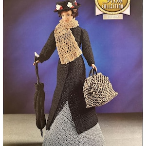 Puede incluir: Patrón de crochet para una muñeca vestida como Mary Poppins de la colección Golden Age of Film. La muñeca lleva un abrigo negro, una bufanda marrón, un sombrero negro con flores blancas y una falda gris. La muñeca sostiene un paraguas negro y un bolso marrón y negro.