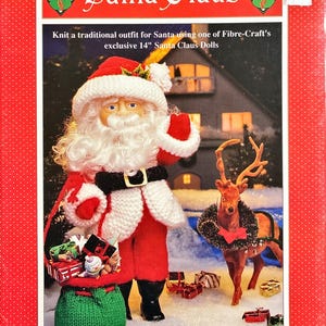 Könnte beinhalten: Eine Produktverpackung für ein Strickset für eine 35,5 cm große Weihnachtsmann-Puppe. Die Box zeigt eine Weihnachtsmann-Puppe in rot-weißem Strickoutfit, einen grünen Strickbeutel mit Geschenken und eine Rentierfigur. Text: Santa Claus, Fibre-Craft.