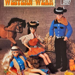 Puede incluir: Patrón de muñeca de crochet para ropa de estilo western. El patrón incluye instrucciones para hacer un vaquero, una vaquera y un caballo. Las muñecas llevan atuendos de crochet en azul, naranja y marrón. El patrón es de Annie's Attic.