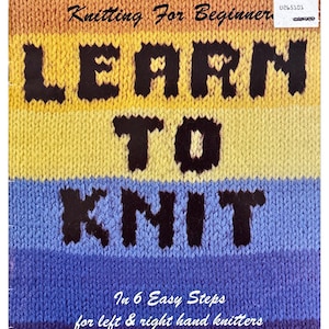 Op de afbeelding: Een vintage breiboek getiteld "Learn to Knit" met een kleurrijk gestreept ontwerp. De omslag toont de tekst in grote zwarte letters tegen een achtergrond van gele, blauwe en oranje strepen. Het boek is bedoeld voor beginners en bevat instructies.