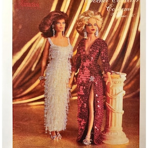 Könnte beinhalten: Eine bedruckte Seite mit zwei Puppen in glamourösen Häkelkleidern. Eine Puppe trägt ein weißes, mit Perlen besetztes Fransenkleid, die andere ein rotes Paillettenkleid. Der Text lautet "Crochet Collector Costume Volume 6" und "1955-1965 JEWELED HOLLYWOOD GOWNS."
