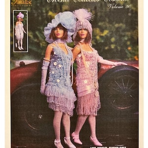 Può includere: Una copertina di rivista vintage intitolata "Crochet Collector Costume Volume 90" con due bambole in abiti flapper con perline. Le bambole indossano cappelli, guanti e scarpe. Il testo recita "1925 Jeweled Flapper Girls".