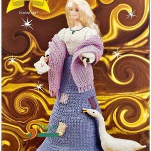 Puede incluir: Una muñeca de crochet vestida con un chal morado y un vestido azul con parches. La muñeca tiene el pelo rubio y los ojos azules. La muñeca lleva un bolso de crochet blanco. Una oca de crochet blanco está de pie junto a la muñeca. El fondo es un remolino de oro. El texto "The Fairy Tale Collection Goose Girl!" está en la parte superior de la imagen.