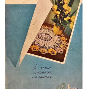 以下が含まれることがあります： 上部に「CROCHET」の文字が入った、ヴィンテージのかぎ針編みパターンブックの表紙。表紙には、かぎ針編みのドイリー、花、そして「for TODAY TOMORROW and ALWAYS」のテキストの写真が掲載されています。この本のタイトルは「LILY DIRECTION BOOK 1700」です。