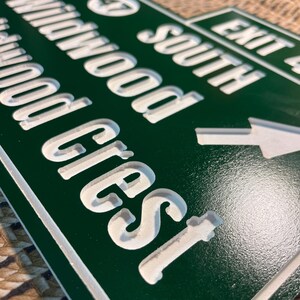 Puede incluir: Se&ntilde;al de direcci&oacute;n verde y blanca con las palabras "Wildwood Crest" y "South" visibles. La se&ntilde;al tambi&eacute;n indica "Salida 4" con una flecha. La se&ntilde;al tiene un acabado brillante.