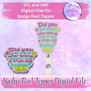 Op de afbeelding: Digitale bestanden voor badge reel toppers. De afbeelding toont twee ontwerpen met de tekst "Did you get paid after talking about me or are you still broke?" in roze, blauw en geel. De tekst "STL and 3MF Digital Files for Badge Reel Topper" is ook aanwezig.