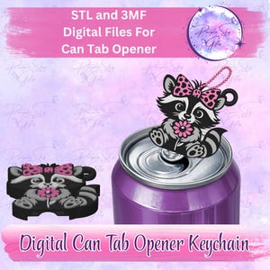 Op de afbeelding: Een digitale sleutelhanger met blikopener met een wasbeerontwerp, roze strik en bloem. De afbeelding bevat de tekst "STL and 3MF Digital Files For Can Tab Opener" en "Digital Can Tab Opener Keychain."