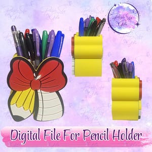 Könnte beinhalten: Verschiedene Stifthalter-Designs. Einer ist bleistiftförmig mit roter Schleife, die anderen sind gelb mit roten Akzenten. Sie sind mit Stiften und Bleistiften gefüllt. Der Text "Digital File For Pencil Holder" ist unten im Bild zu sehen.