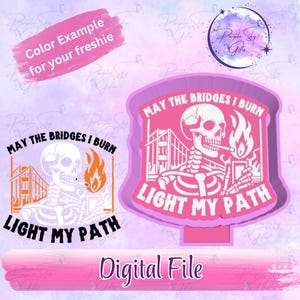 Puede incluir: Un diseño de archivo digital con una calavera fumando un cigarrillo con el texto "May the bridges I burn light my path". El diseño incluye un puente y llamas, con una combinación de colores rosa y blanco.