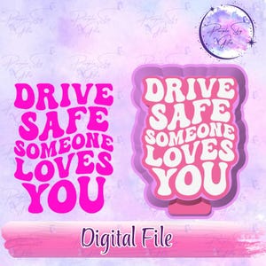 Może przedstawiać: Plik cyfrowy z napisem DRIVE SAFE SOMEONE LOVES YOU wykonanym falistą, pogrubioną czcionką. Wzór pojawia się dwukrotnie: raz w kolorze intensywnego różu, a raz jako biały napis z różowym obrysem i podstawą, na jasnofioletowym tle.