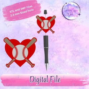Puede incluir: Un archivo digital con un diseño temático de béisbol. El diseño incluye un corazón rojo con una pelota de béisbol y bates cruzados, y el texto "Digital File". La imagen también incluye el texto "STL and 3MF Files 2.3 mm Sized Hole".