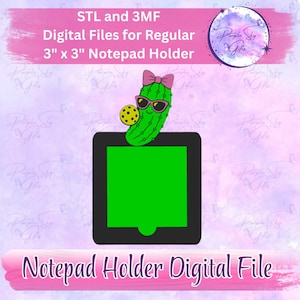 Pode incluir: Um arquivo digital para um suporte de bloco de notas de 7,62 cm x 7,62 cm com um cacto verde usando um laço rosa e óculos de sol enquanto segura uma bola de pickleball amarela. O design inclui o texto STL and 3MF Digital Files for Regular 3" x 3" Notepad Holder e Notepad Holder Digital File.