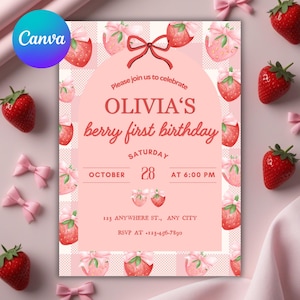 Puede incluir: Una tarjeta de invitación de cumpleaños rectangular con fondo de cuadros rosas, ilustraciones de fresas y lazos rosas. El texto dice: Please join us to celebrate OLIVIA'S berry first birthday, Saturday October 28 at 6:00 PM.