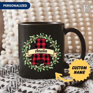Taza navideña personalizada para toda la familia: taza personalizada con letras del alfabeto a cuadros, nombre negro, taza navideña familiar a juego, taza personalizada con muérdago, regalo familiar