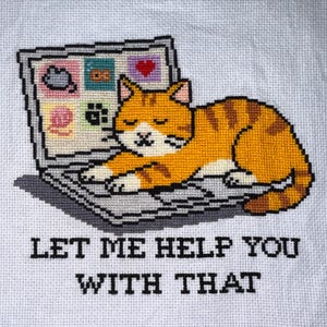 Puede incluir: Diseño de punto de cruz con un gato atigrado naranja descansando sobre un portátil. La pantalla del portátil muestra iconos y el texto "LET ME HELP YOU WITH THAT" está debajo. El gato es naranja y marrón, y el portátil es gris.