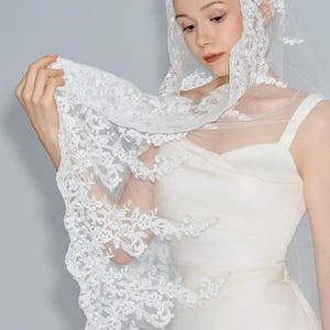 Lace Bridal Veil Cathedral Length, Vintage Wedding Veil with Comb, Ivory Mantilla Veil, 1 Tier Chantilly Lace Veil, Scalloped Lace Veil