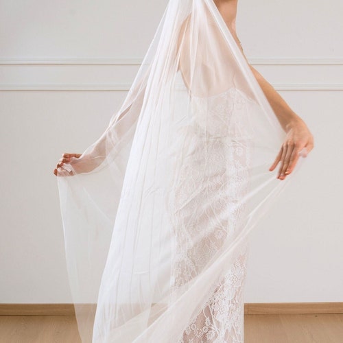 Simple Ivory Wedding Veil With Comb, Sheer Tulle, Cut Edge  display picture 2