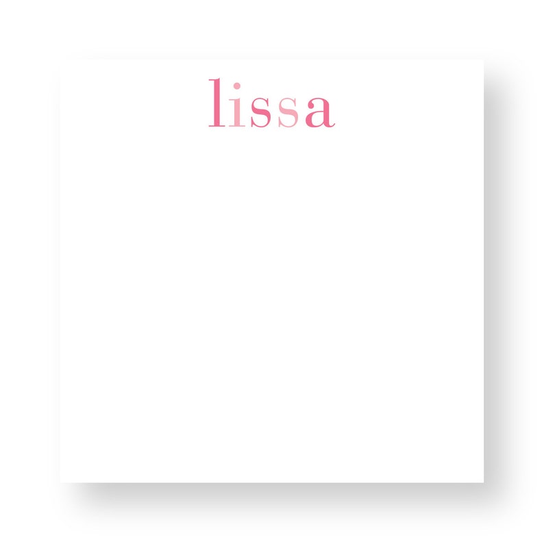 K&ouml;nnte beinhalten: Ein wei&szlig;er Notizblock mit dem Namen "lissa" in rosa obenauf.
