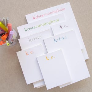 K&ouml;nnte beinhalten: Ein Stapel personalisierter Notizbl&ouml;cke mit verschiedenen Namen und Initialen darauf gedruckt. Die Namen beinhalten "Kristacunningham", "k.c." und "Krista". Die Notizbl&ouml;cke sind wei&szlig; mit einem linierten Design.