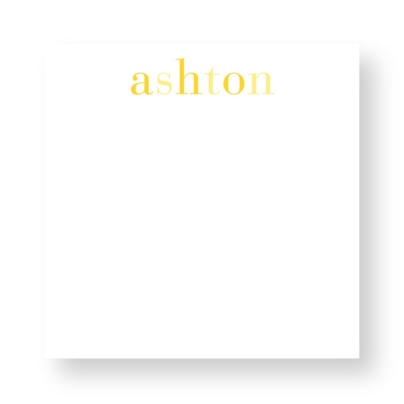 K&ouml;nnte beinhalten: Ein wei&szlig;er Notizblock mit dem Namen "ashton" in Gold obenauf.