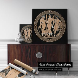 Puede incluir: Una impresión en lienzo negro y dorado con un diseño de jarrón griego con tres mujeres en un círculo. Las mujeres están representadas en un estilo blanco y negro con acentos dorados. La impresión está enmarcada y lista para colgar.