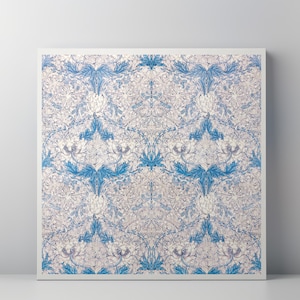 Lienzo enmarcado de madreselva: diseño botánico intrincado de William Morris, 1876, arte de pared perfecto para una sala de estar tranquila o una oficina