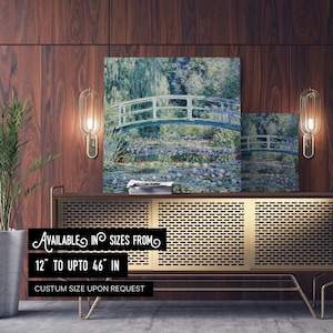 以下が含まれることがあります： 睡蓮の咲く池に架かる橋を描いた絵画のプリント。プリントは12インチから46インチまで、カスタムサイズもご要望に応じて承ります。