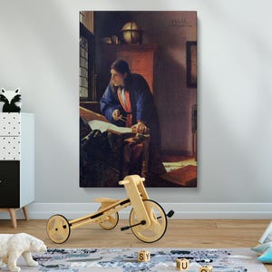 Impressions sur toile de Johannes Vermeer Le géographe - Scientifique dans une pièce ensoleillée avec globe terrestre et carte, décoration intemporelle pour bureau ou bureau sophistiqué