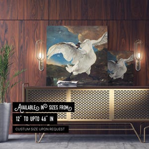 Può includere: Un dipinto che raffigura un cigno bianco con le ali spiegate, sullo sfondo di un cielo blu con nuvole bianche. Il cigno si trova in un ambiente naturale con vegetazione verde e terra marrone. Il dipinto è disponibile in dimensioni da 12 pollici a 46 pollici, con dimensioni personalizzate disponibili su richiesta.