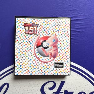 Pokémon 151 Sammelalbum - 3 cm - Exklusives Kanto Kunstwerk - Aufbewahrungsort für seltene Karten - Archivierungsschutz für Pokémon-Karten
