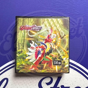 Scarlet & Violet Pokémon Binder - Álbum promocional Black Star de 1,5” - Arte exclusiva para colecionadores de TCG - Armazenamento definitivo para cartas raras