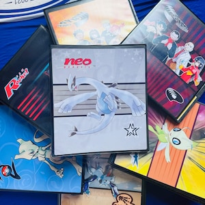 Neo Genesis Pokemon Sammelmappe – Sammelkarten-Album | Seltene Holo-Karten präsentieren und schützen Geschenk für Trainer Fans