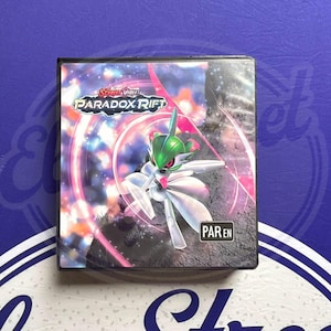 パラドックスリフト ポケモンバインダー - タイムワープポケモン用 1.5インチ SV04 アルバム - コレクター限定アートワーク - 14ページのフルセットオーガナイザー