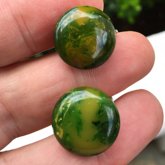 Bakelite Creamed Spinach Screwback Earrings - image 6