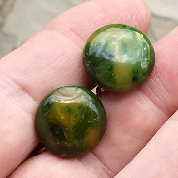 Bakelite Creamed Spinach Screwback Earrings - image 4