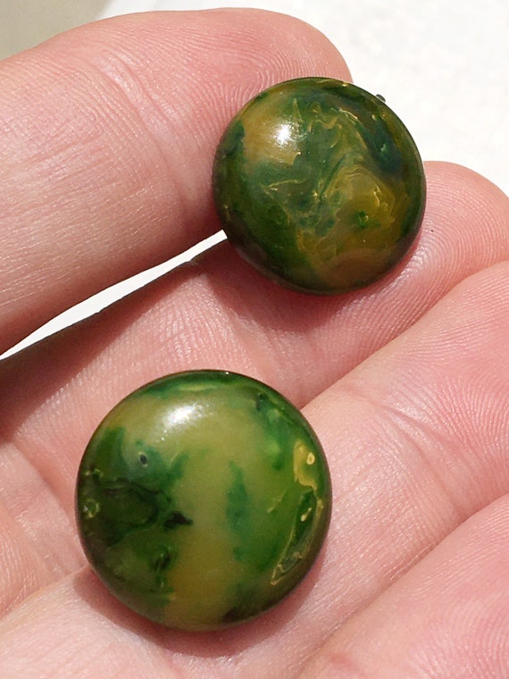 Bakelite Creamed Spinach Screwback Earrings - image 8