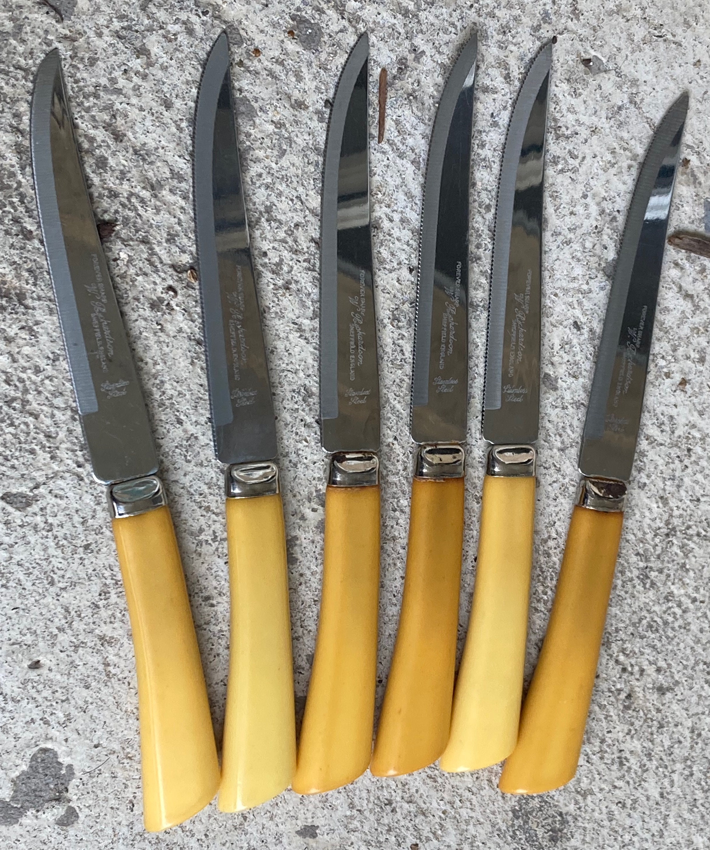 Bakelite Serrated Steak Knives Set of 4 Vintage W Richardson