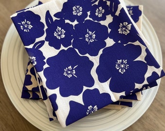 Periwinkle flower cotton dinner napkins. Purple flower napkin set. Hostess gift idea. Housewarming gift idea. Screen printed napkins.