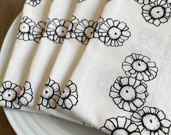 Chamomile blossoms cotton dinner napkins. Flower cloth napkin set. Hostess gift idea. Housewarming gift idea. Screen print.