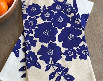 Periwinkle tea towel. Kitchen towel. Cotton dish towel. Housewarming gift. Hostess gift. Purple flower on white towel. Purple on natural.