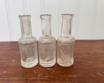 Set di bottiglie di colonia Hoyt's antiche / Decorazioni da farmacia / 10 centesimi