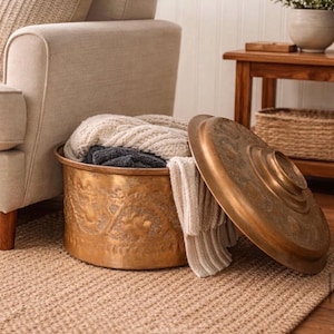 Olla antigua de cobre macizo revestida de estaño con tapa – 15″ × 10,5″ – Grabada a mano y de gran calidad.