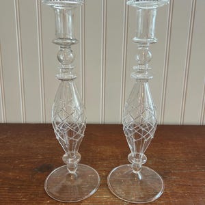 Bougeoirs victoriens anciens en verre taillé - Paire de deux élégants bougeoirs en cristal