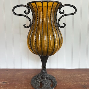 Vaso vintage in vetro ambrato con manici a volute in ferro battuto – Elegante decorazione in stile neogotico