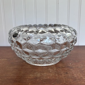 Cuenco vintage de vidrio prensado Fostoria / Diseño &quot;americano&quot; / Plato grande de dulces o centro de mesa de 20 cm con corte de diamante