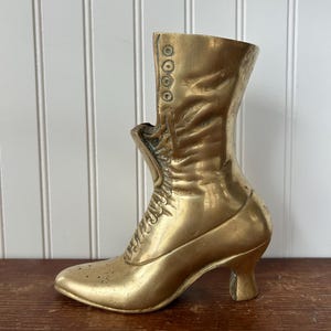 Vintage Messing viktorianische Stiefelvase | Hoher Knopf Schuhdekor | Antik-inspirierter Wohnakzent