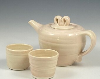 Pale Pink Side Handle Teapot With 2 Tea Cups