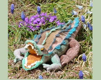 knitting pattern - Cantankerous Crocodile